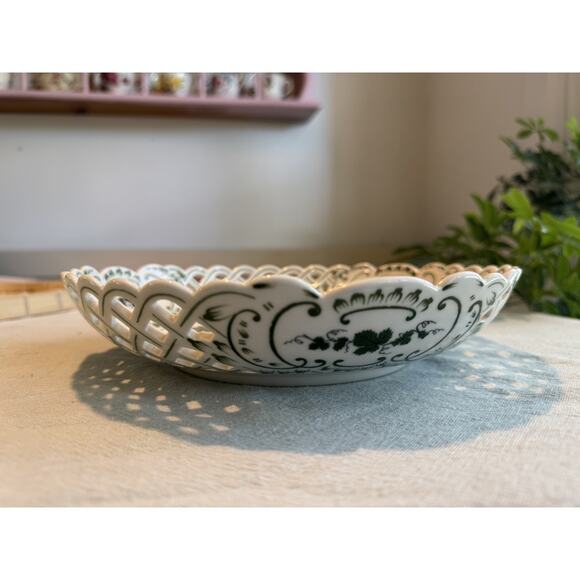 Meissen Pierced Bowl Vine Pattern ivy grape leaves pattern - Picture 2 of 5